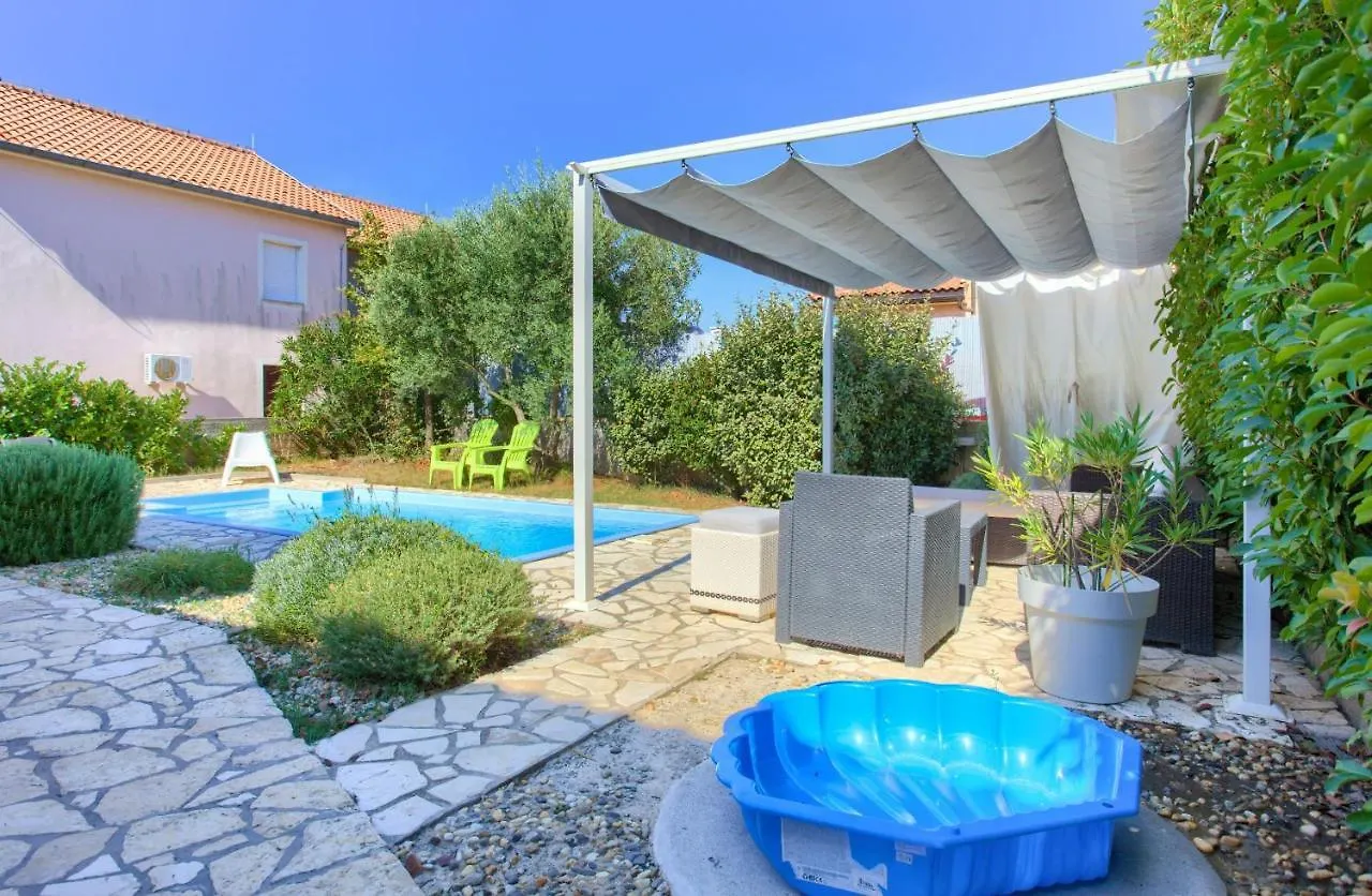 Holiday House Nika With Pool And Jacuzzi Linardići