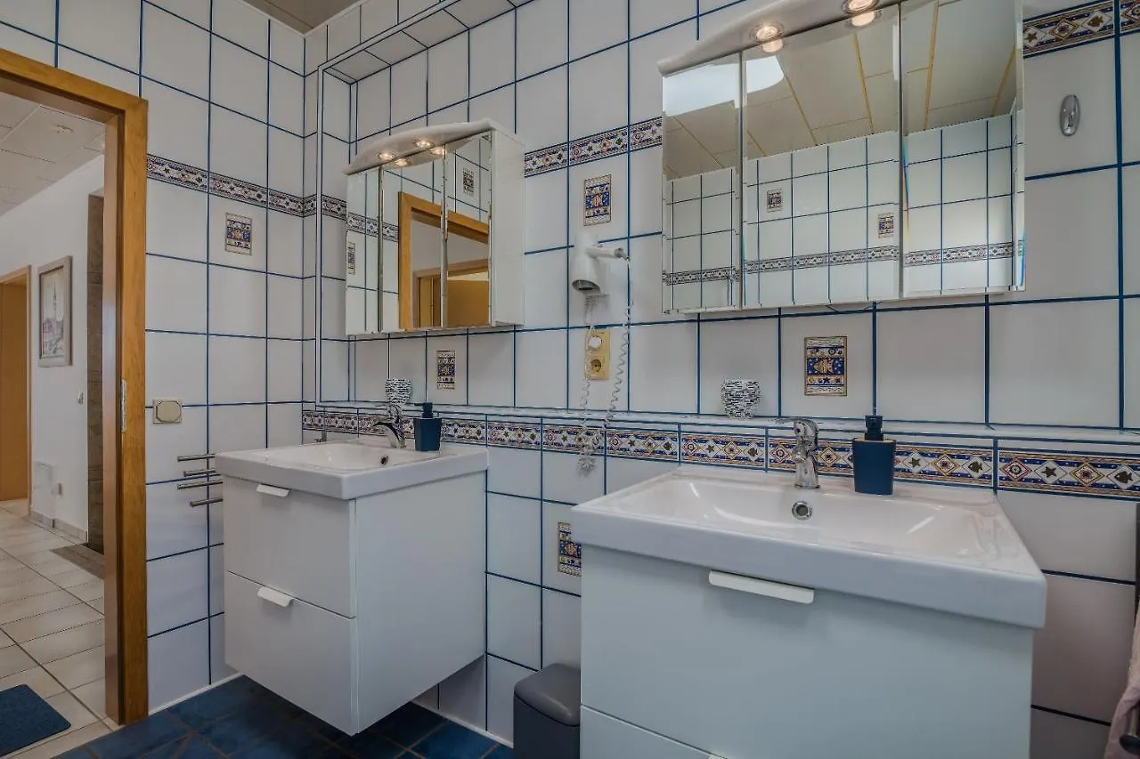 Semesterbostad Holiday House Nika With Pool And Jacuzzi Linardići