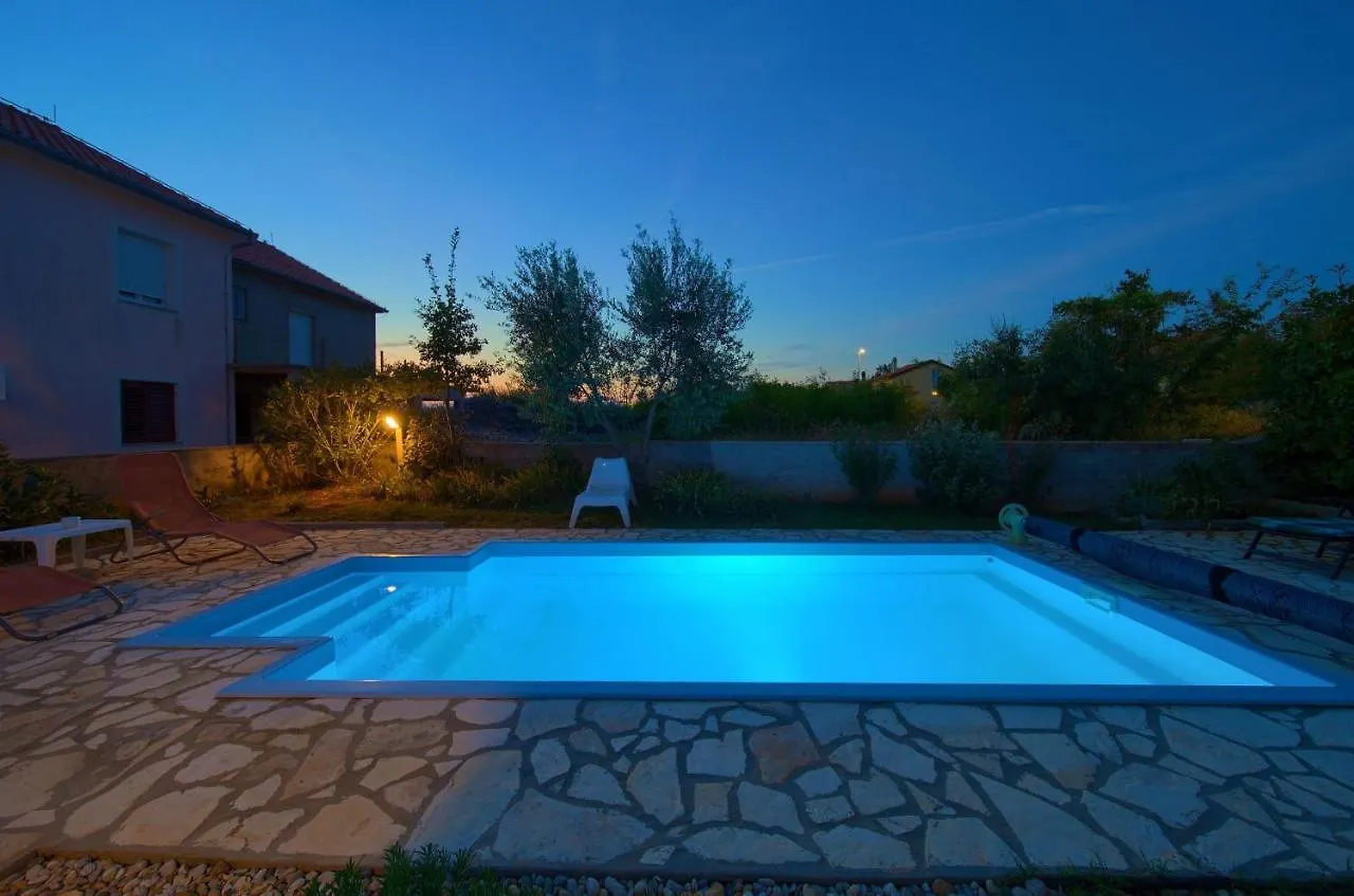Holiday House Nika With Pool And Jacuzzi Linardići
